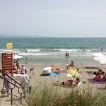 у моря