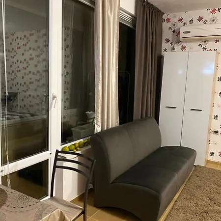 아파트 Flat Near The Sea 포마리